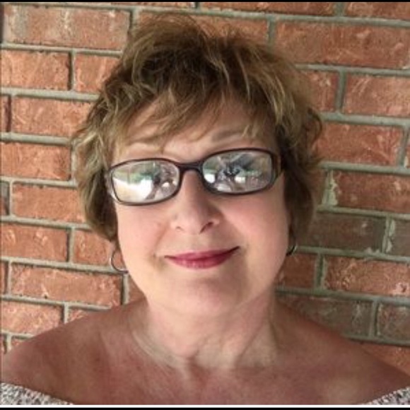 Meet your Posher, Kim - Picture 1 of 8